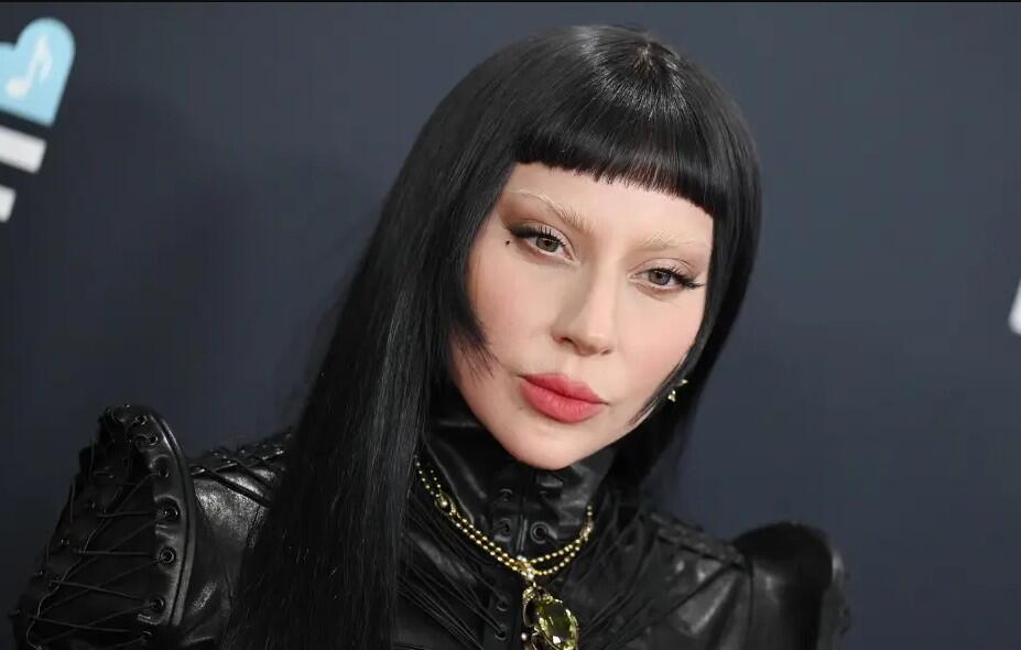 Lady Gaga condena o ICE e implora por "misericórdia" de Trump.